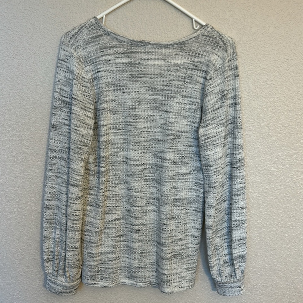 Women’s long sleeve gray and white Express top size medium. - Picture 3 of 4